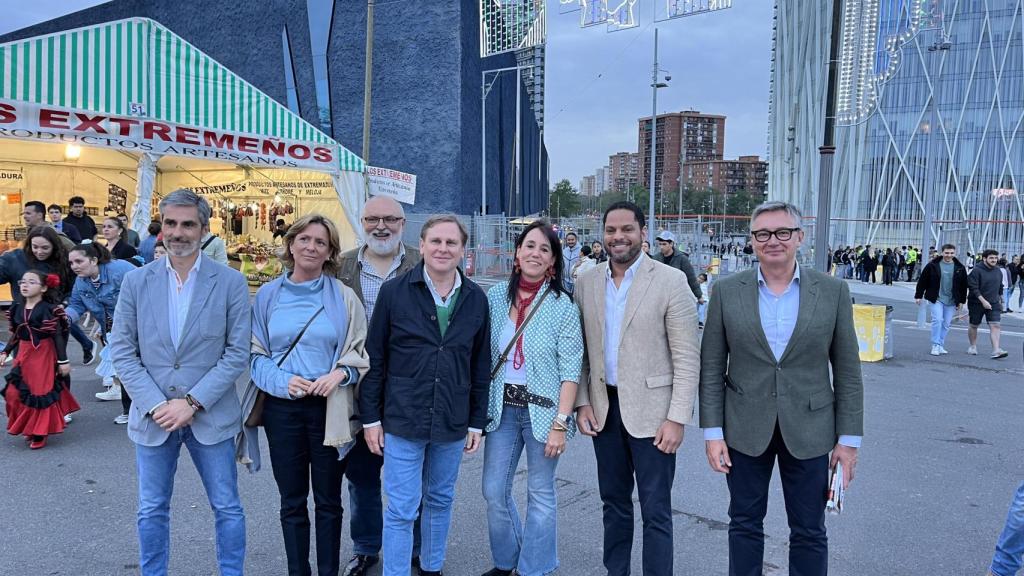 Comitiva de Vox en los accesos a la Feria de Abril de Cataluña, con Ignacio y Joan Garriga, entre otros miembros del partido