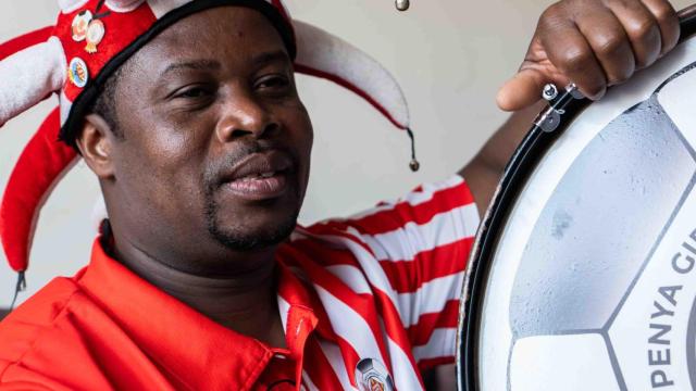 Effah Kingsford, aficionado del Girona conocido como 'Sisplau', en una entrevista con Crónica Global en su casa de Salt