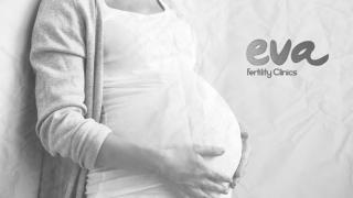 Imagen de una mujer embarazada con el logo de Clínicas Eva