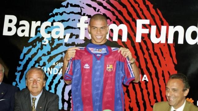 Ronaldo Nazario, en su presentación con el Barça junto a Josep Lluís Núñez y Joan Gaspart