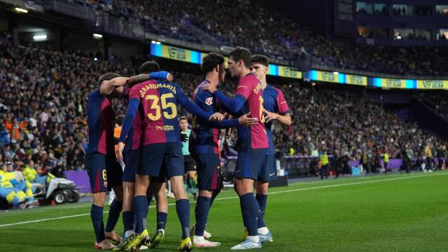 Los futbolistas del Barça celebran el gol de Fermín