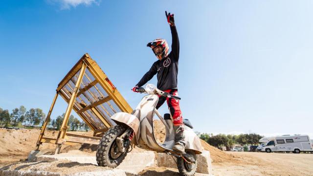 Emilio Pérez, con la nueva Vespa eléctrica homologada