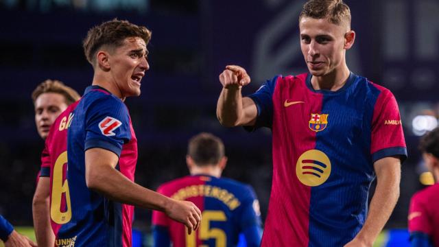 Fermín López celebra con Gavi su gol al Valladolid