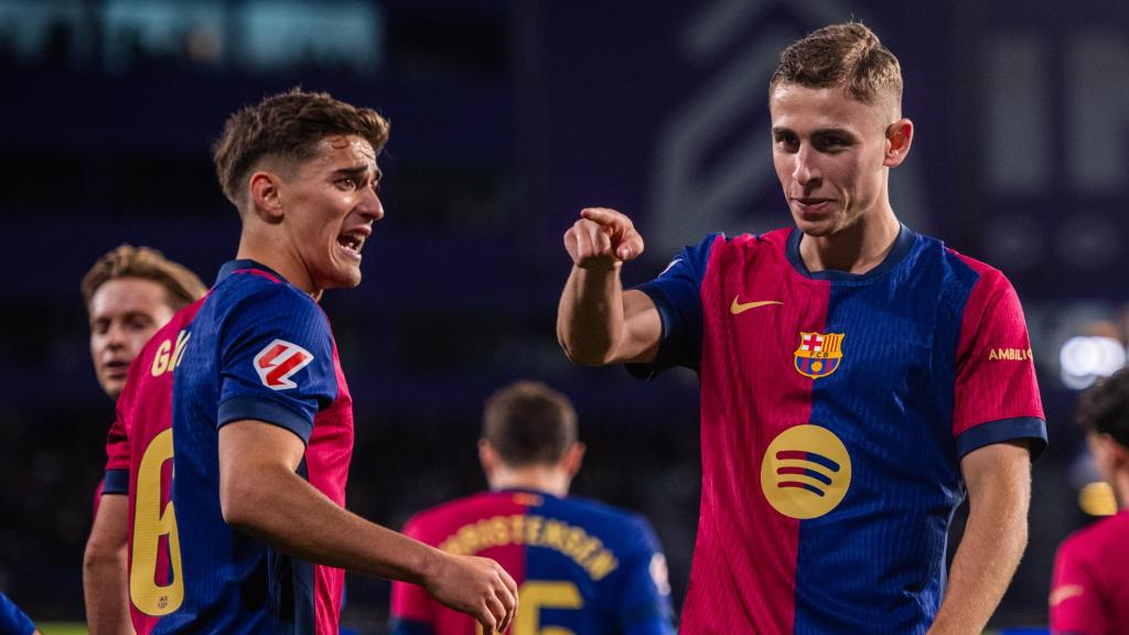 Fermín López celebra con Gavi su gol al Valladolid