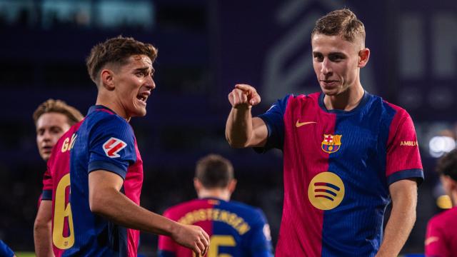 Fermín López celebra con Gavi su gol al Valladolid