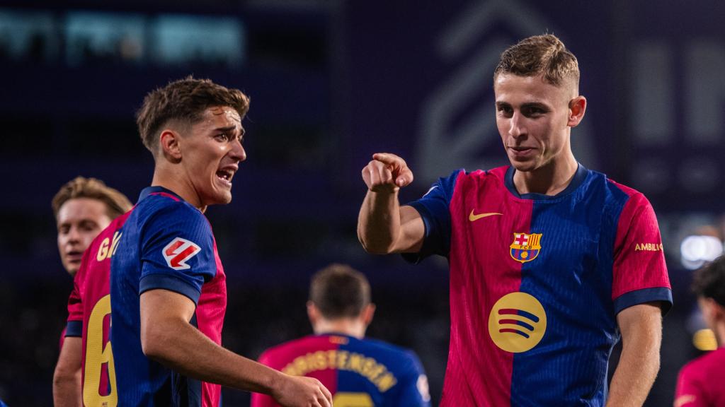 Fermín López celebra con Gavi su gol al Valladolid