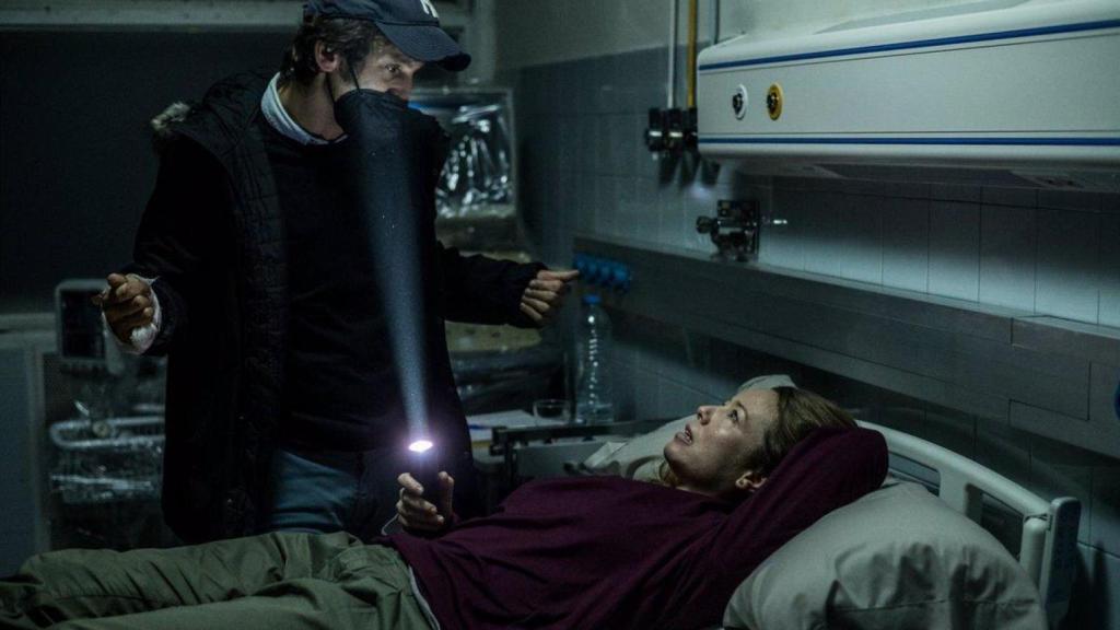 Raúl Arévalo durante el rodaje de 'Emergencia'