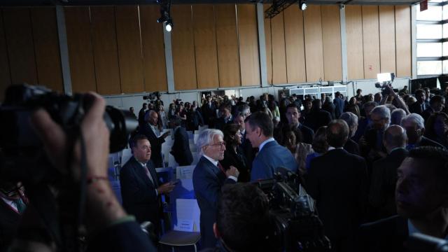 El presidente de Foment, Josep Sánchez Llibre, conversa con el presidente del Gobierno, Pedro Sánchez, en la Reunión del Cercle d'Economia