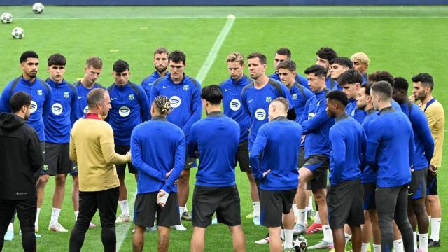 Los jugadores del Barça, reunidos a las órdenes de Hans Flick en el entrenamiento previo al partido contra el Inter de Milán