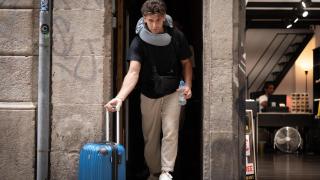 Un turista con maleta en el centro de Barcelona