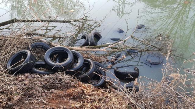 Varios neumáticos en el río Gurri