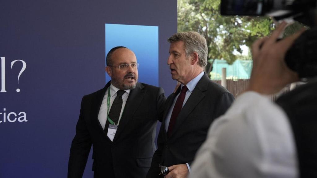 El presidente del PP, Alberto Núñez Feijóo, acompañado por el presidente del PP catalán, Alejandro Fernández