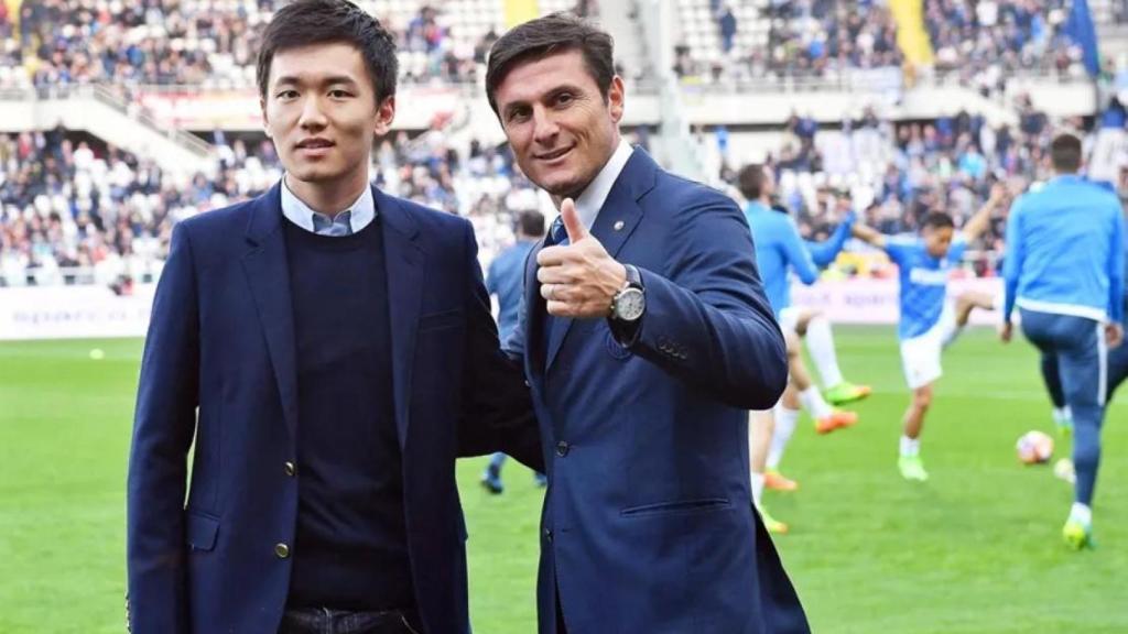 Steven Zhang, durante su etapa como presidente del Inter de Milán, y Javier Zanetti, vicepresidente