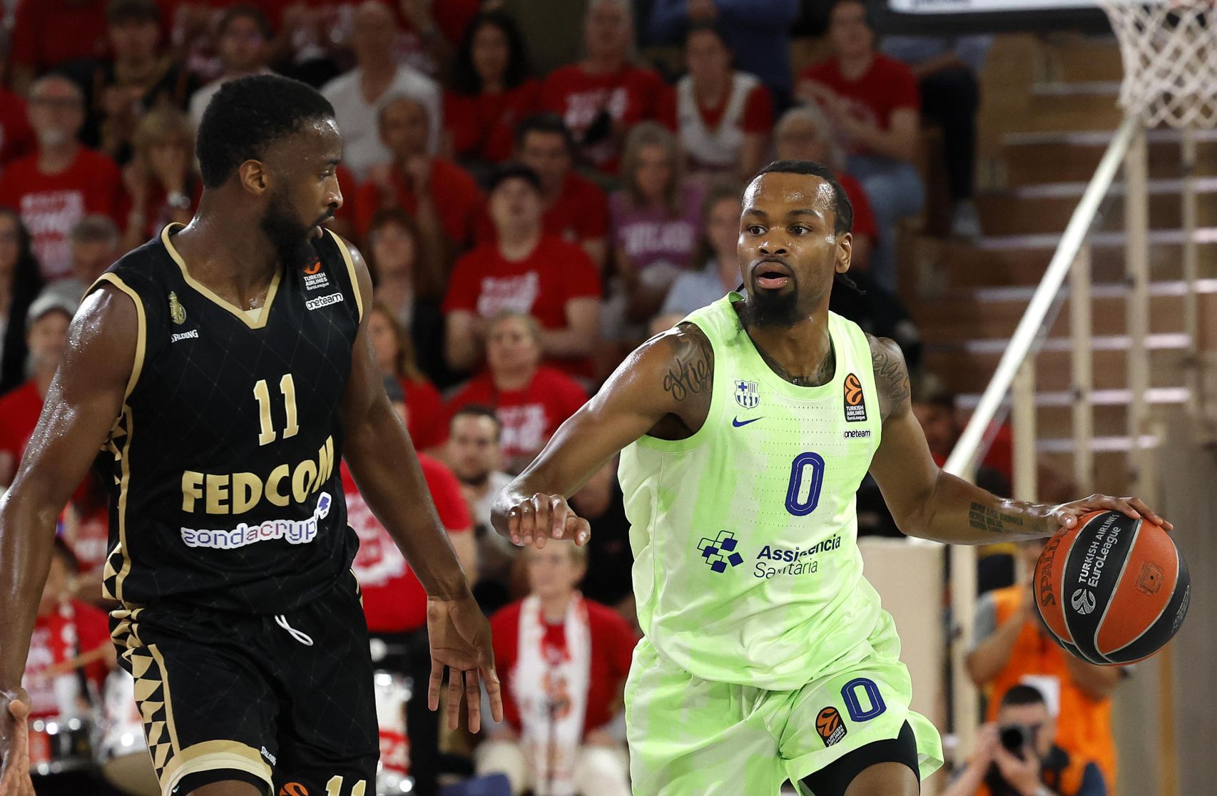 Kevin Punter, defensat per Alpha Diallo a Mònaco