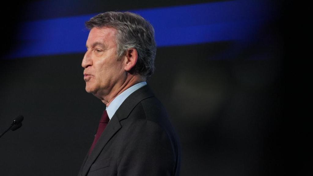 Feijóo no se moja sobre la OPA y acusa de arbitraria a la consulta de Sánchez