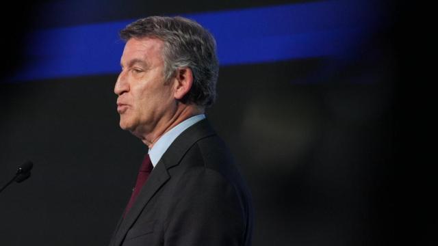Feijóo no se moja sobre la OPA y acusa de arbitraria a la consulta de Sánchez