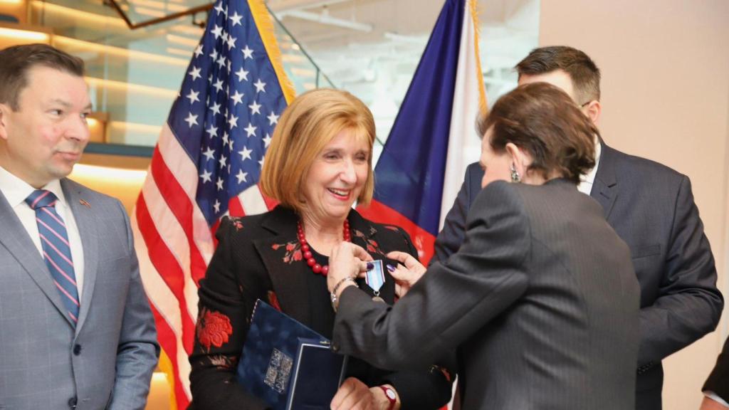 Paula Dobriansky, recibiendo la Medalla del Mérito por Diplomacía del Ministerio de Asuntos Exteriores de República Checa