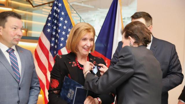 Paula Dobriansky, recibiendo la Medalla del Mérito por Diplomacía del Ministerio de Asuntos Exteriores de República Checa