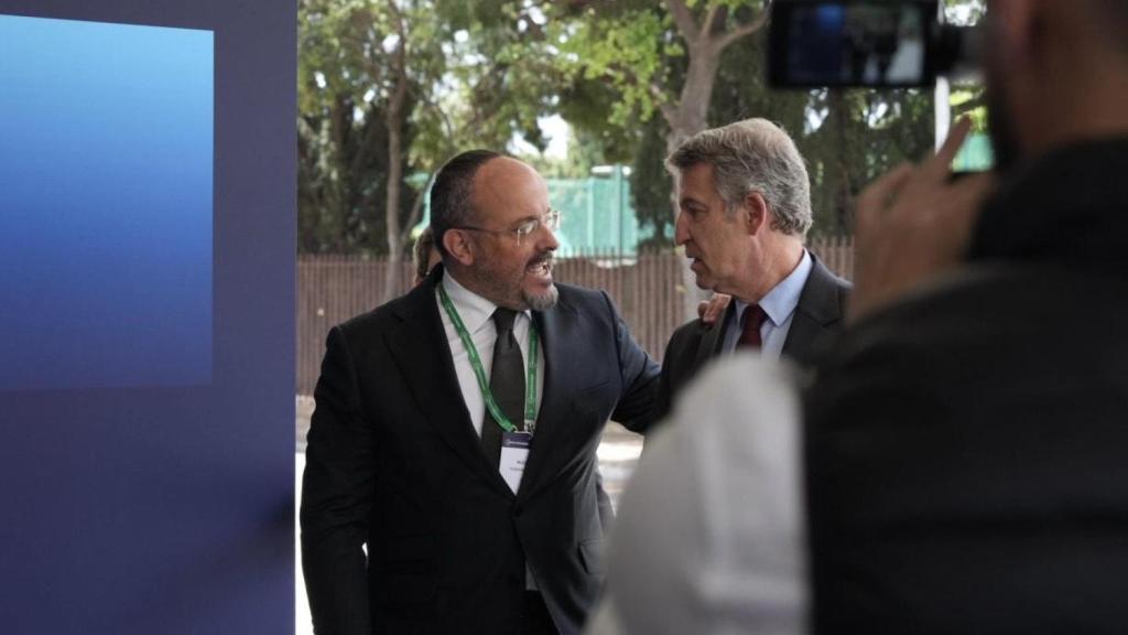 Alejandro Fernández lima asperezas con Feijoó y le arropa ante el empresariado catalán