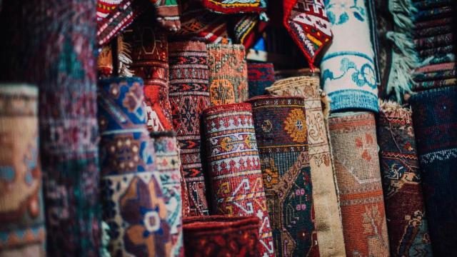 Almacén con alfombras apiladas