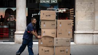 Un repartidor con una carretilla, a 10 de mayo de 2023, en Barcelona, Catalunya (España)