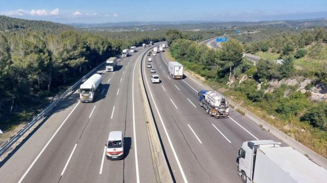 Diversos camiones circulan por el tramo de la AP-7 entre Tarragona y Altafulla, en paralelo a la autovía A-7