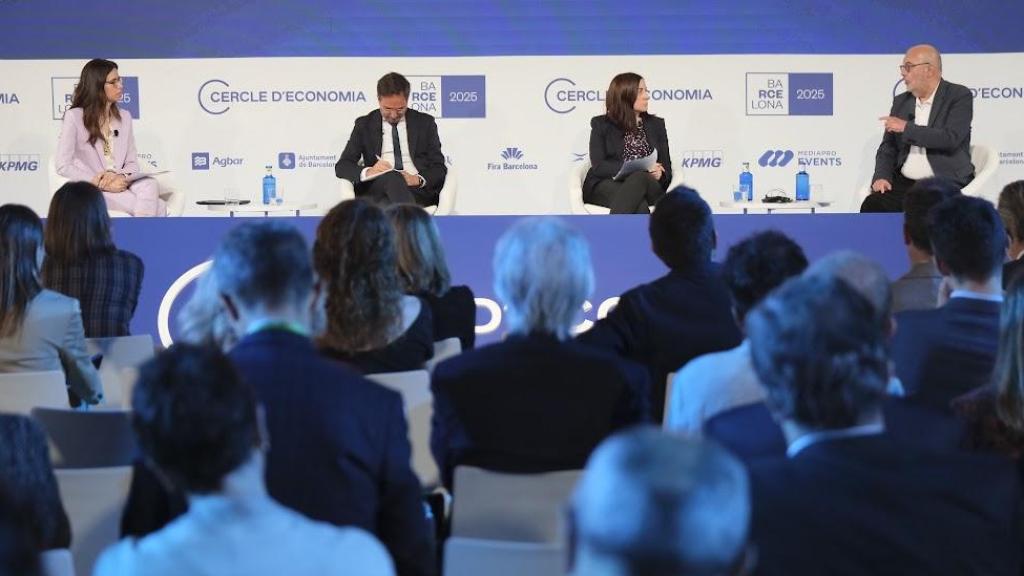 La mesa sobre desigualdad con la participación de José Ignacio Conde-Ruiz, Laura Hospido y Branko Milanovic, en el Cercle d'Economia 2025