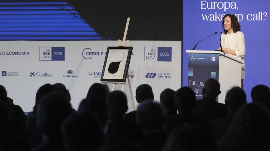 La comisaría europea Roxana Minzatu, durante la entrega del Premio del Cercle d'Economia a la Construcción Europea al Programa Erasmus plus.