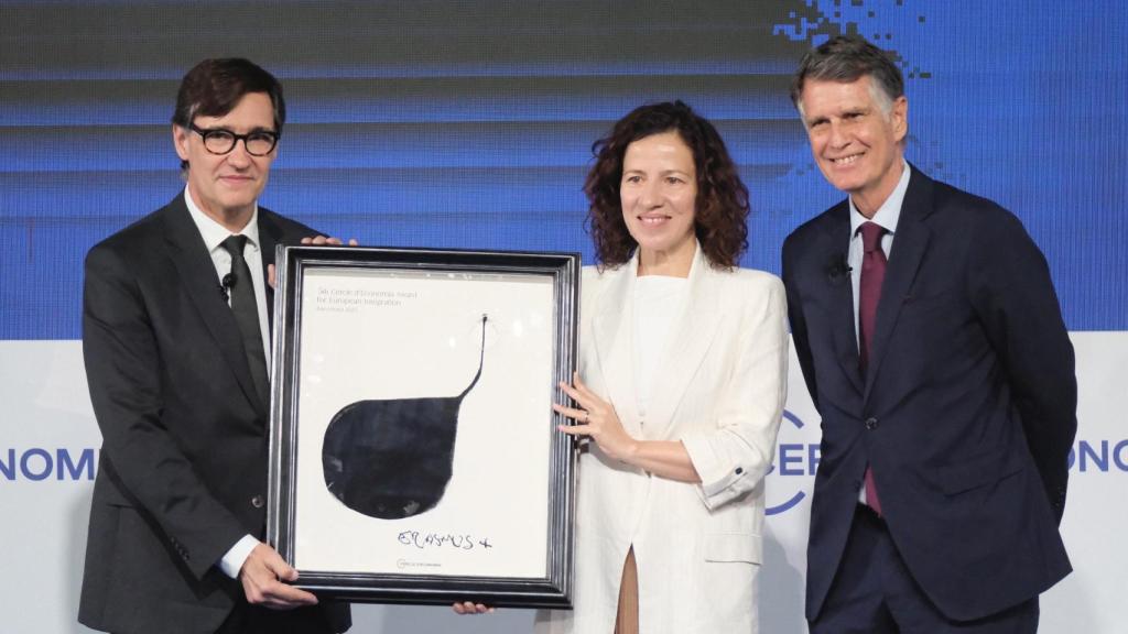 El presidente de la Generalitat, Salvador Illa, la comisaria europea, Roxana Minzatu, y el presidente del Cercle, Jaume Guardiola, en la entrega del Premio del Cercle d'Economia a la  Construcción Europea al Programa Erasmus +