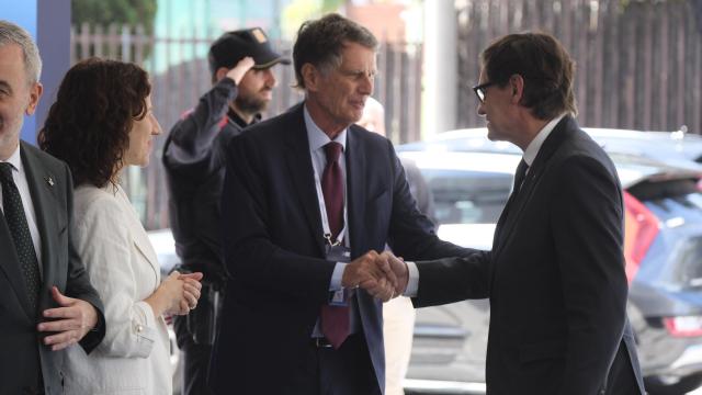 Jaume Guardiola e Illa se saludan en el Cercle