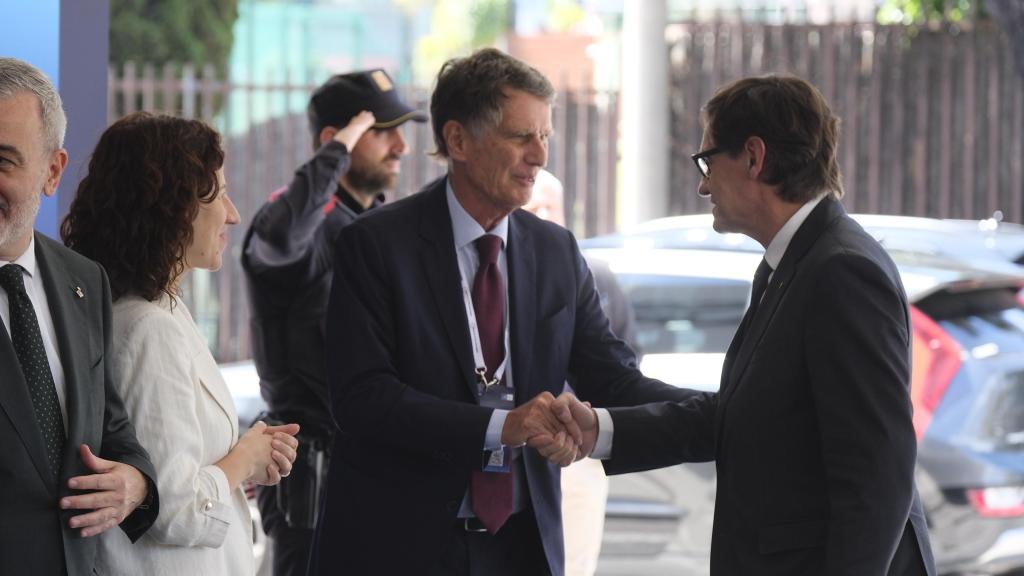 Jaume Guardiola e Illa se saludan en el Cercle