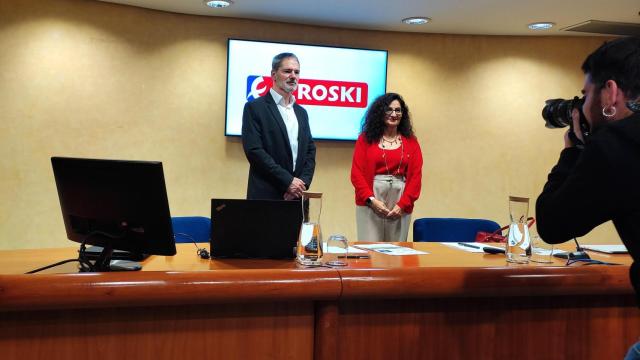 El secretario general de Eroski, Mikel Larrea, y la CEO de Eroski, Rosa Carabel, en la presentación de resultados del grupo