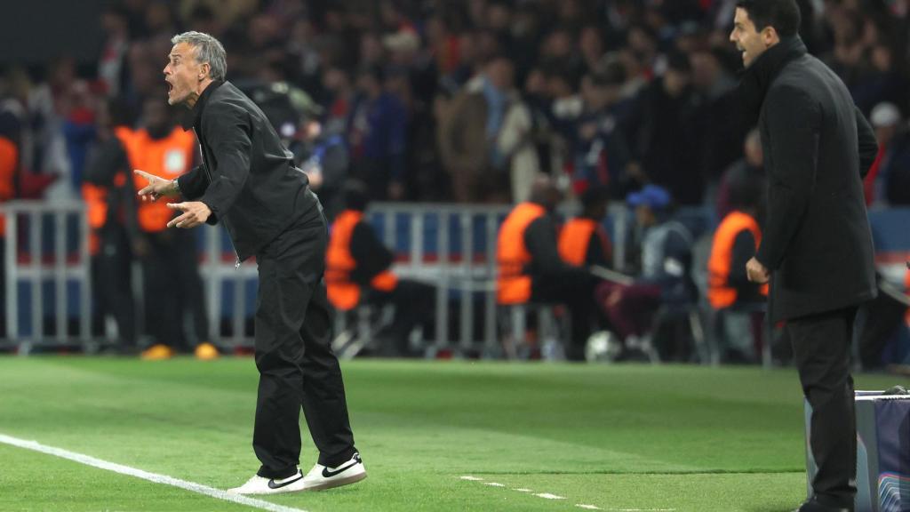 Luis Enrique y Mikel Arteta dan órdenes durante el PSG-Arsenal de Champions League
