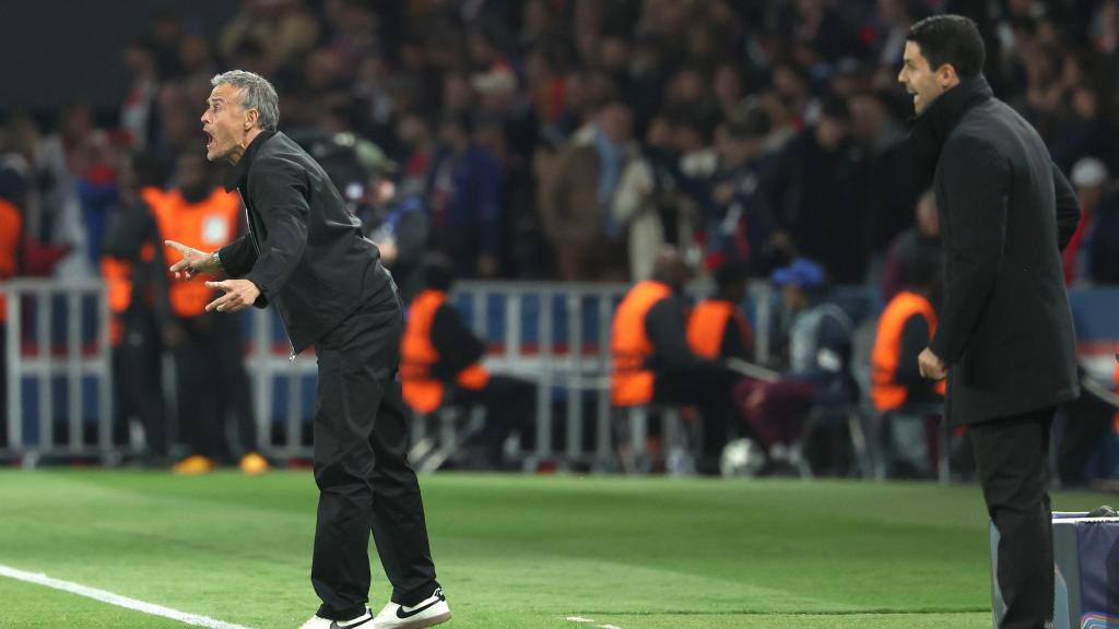 Luis Enrique y Mikel Arteta dan órdenes durante el PSG-Arsenal de Champions League