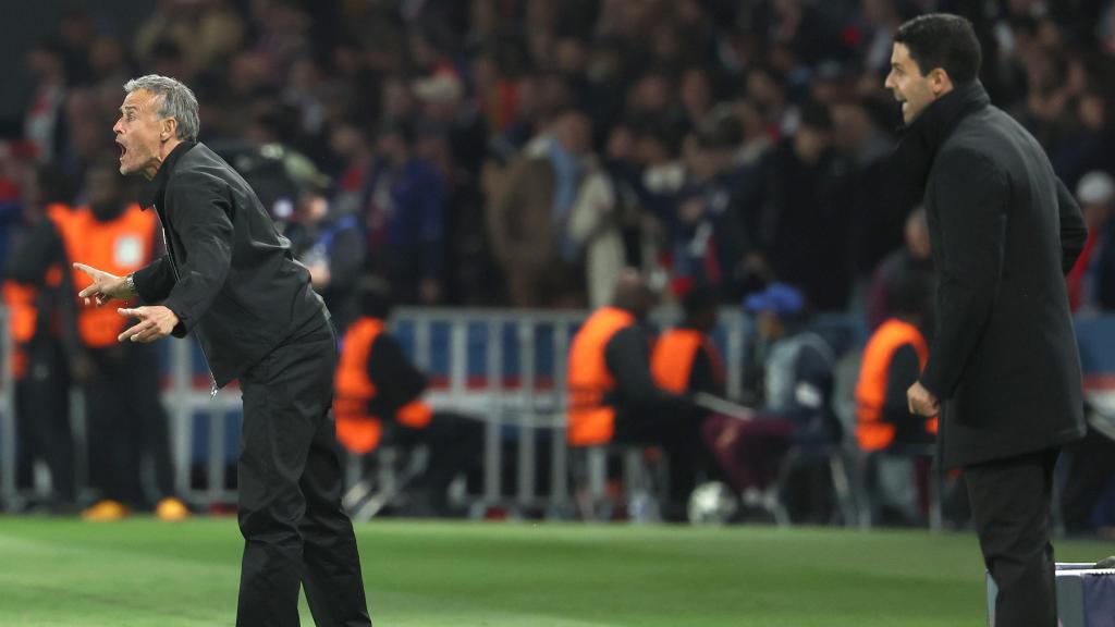 Luis Enrique y Mikel Arteta dan órdenes durante el PSG-Arsenal de Champions League