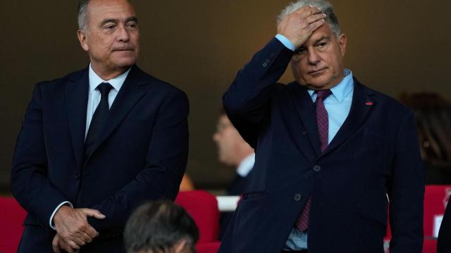 El presidente del Barça, Joan Laporta, y el vicepresidente deportivo, Rafa Yuste, durante el Inter-Barça
