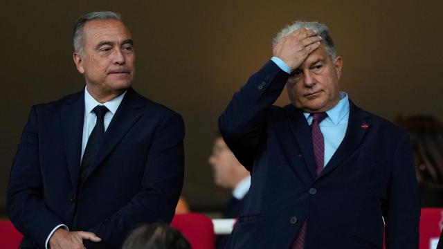 El presidente del Barça, Joan Laporta, y el vicepresidente deportivo, Rafa Yuste, durante el Inter-Barça