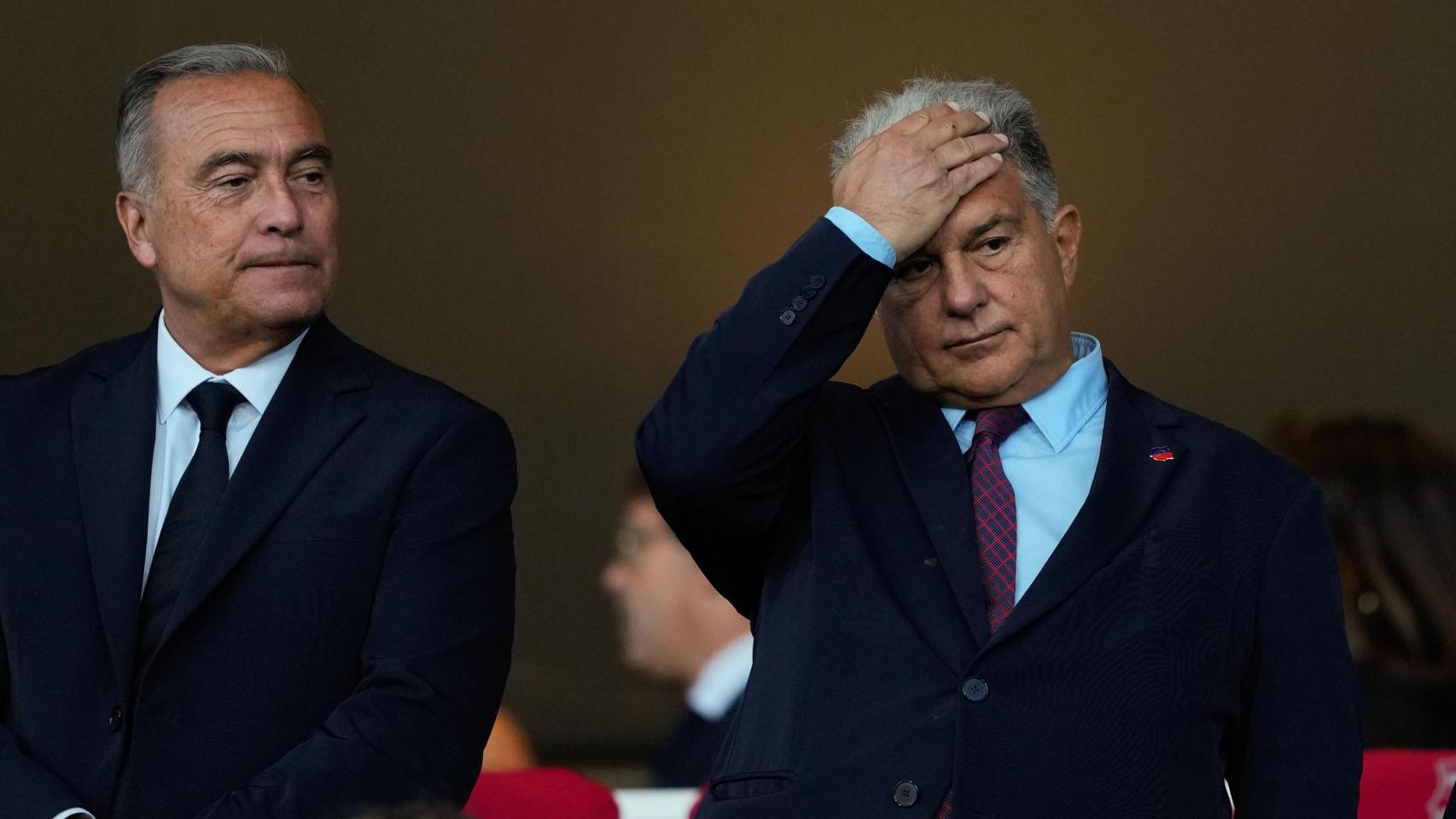 El presidente del Barça, Joan Laporta, y el vicepresidente deportivo, Rafa Yuste, durante el Inter-Barça