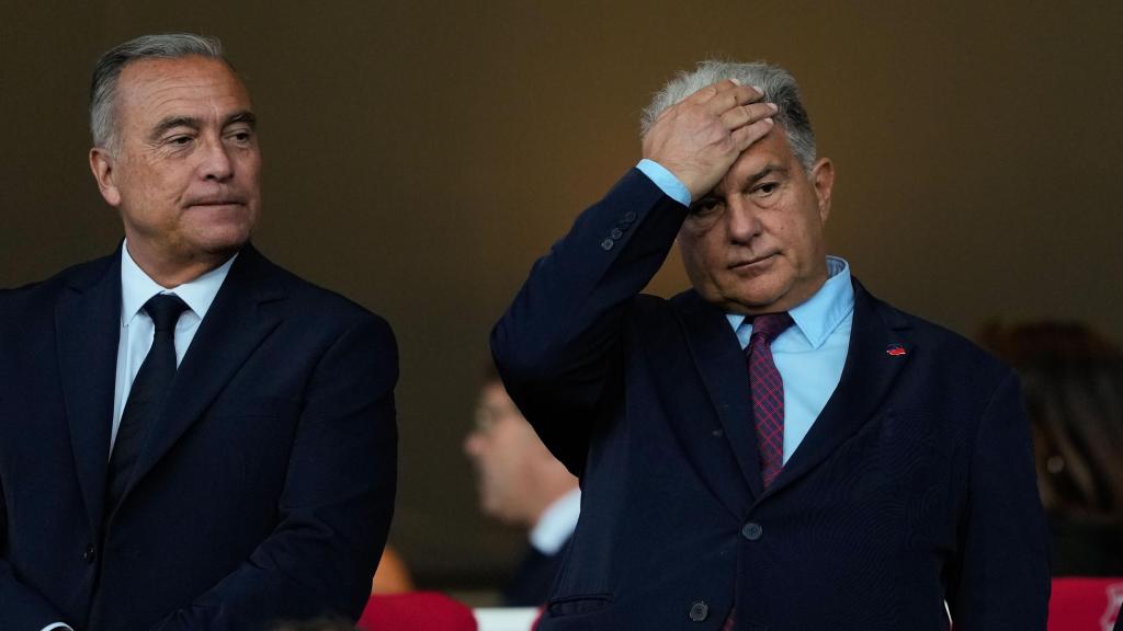 El presidente del Barça, Joan Laporta, y el vicepresidente deportivo, Rafa Yuste, durante el Inter-Barça