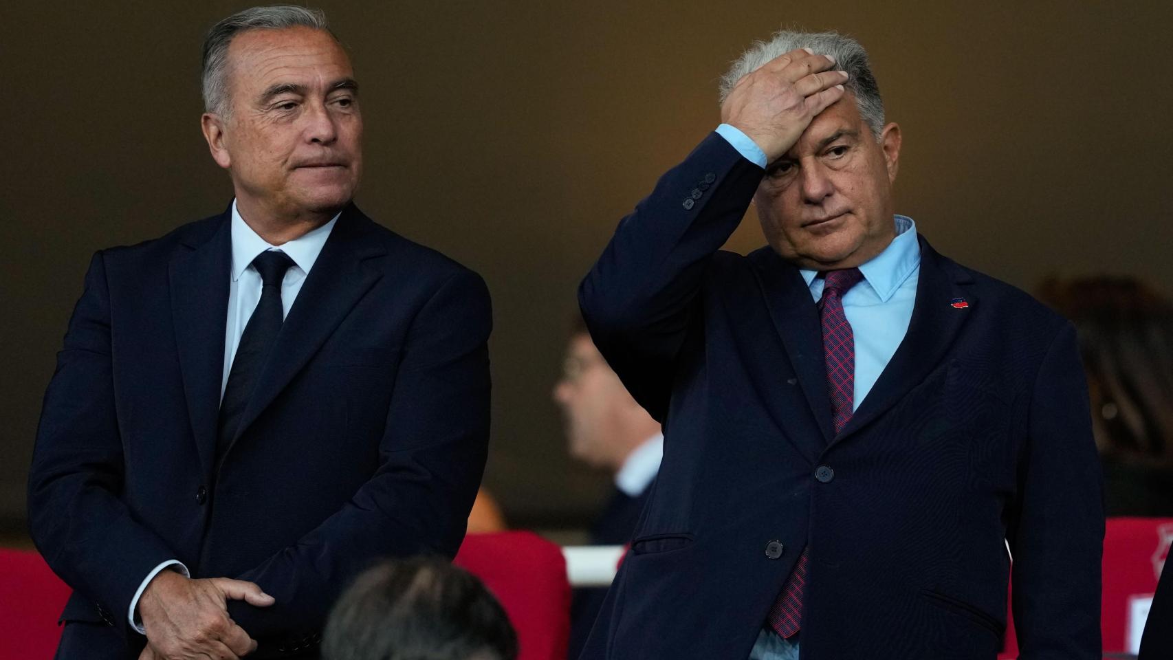 El presidente del Barça, Joan Laporta, y el vicepresidente deportivo, Rafa Yuste, durante el Inter-Barça