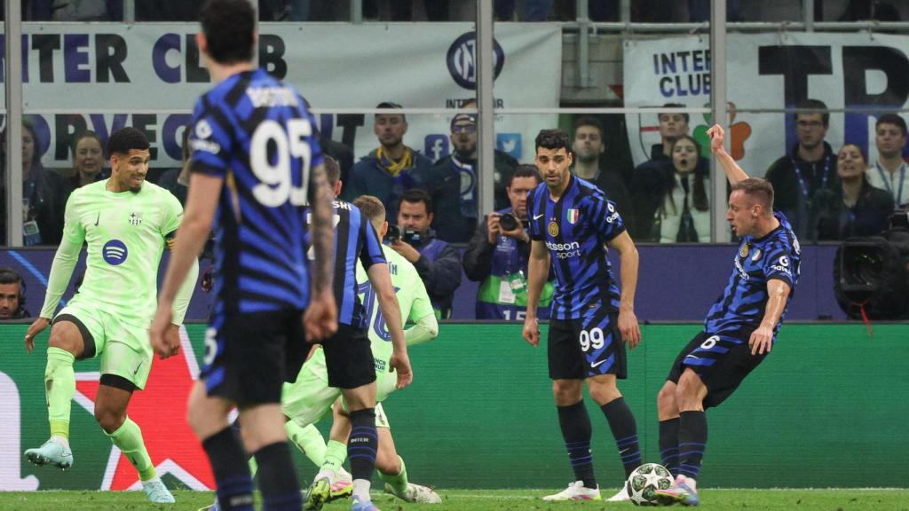 Davide Frattesi marca el gol de la victòria a l'Inter de Milà-Barça, tot i la defensa de Pau Cubarsí i Ronald Araujo