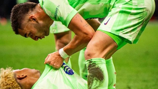 Ferran Torres levanta a Lamine Yamal del suelo durante el Inter-Barça