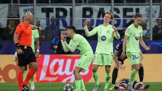 Los jugadores del Barça protestan una decisión de Marciniak