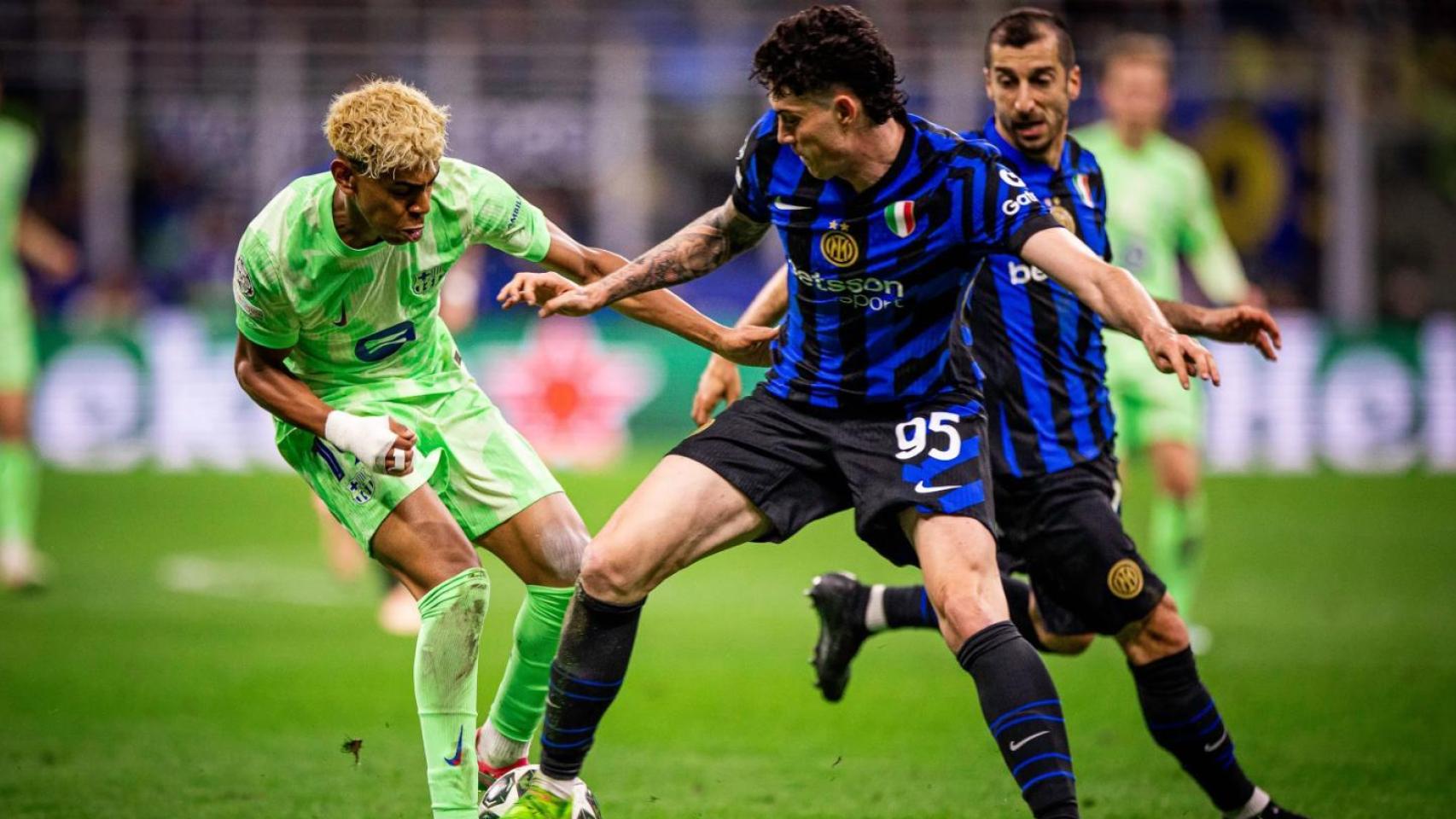 Lamine Yamal encara a Alessandro Bastoni en el Inter-Barça