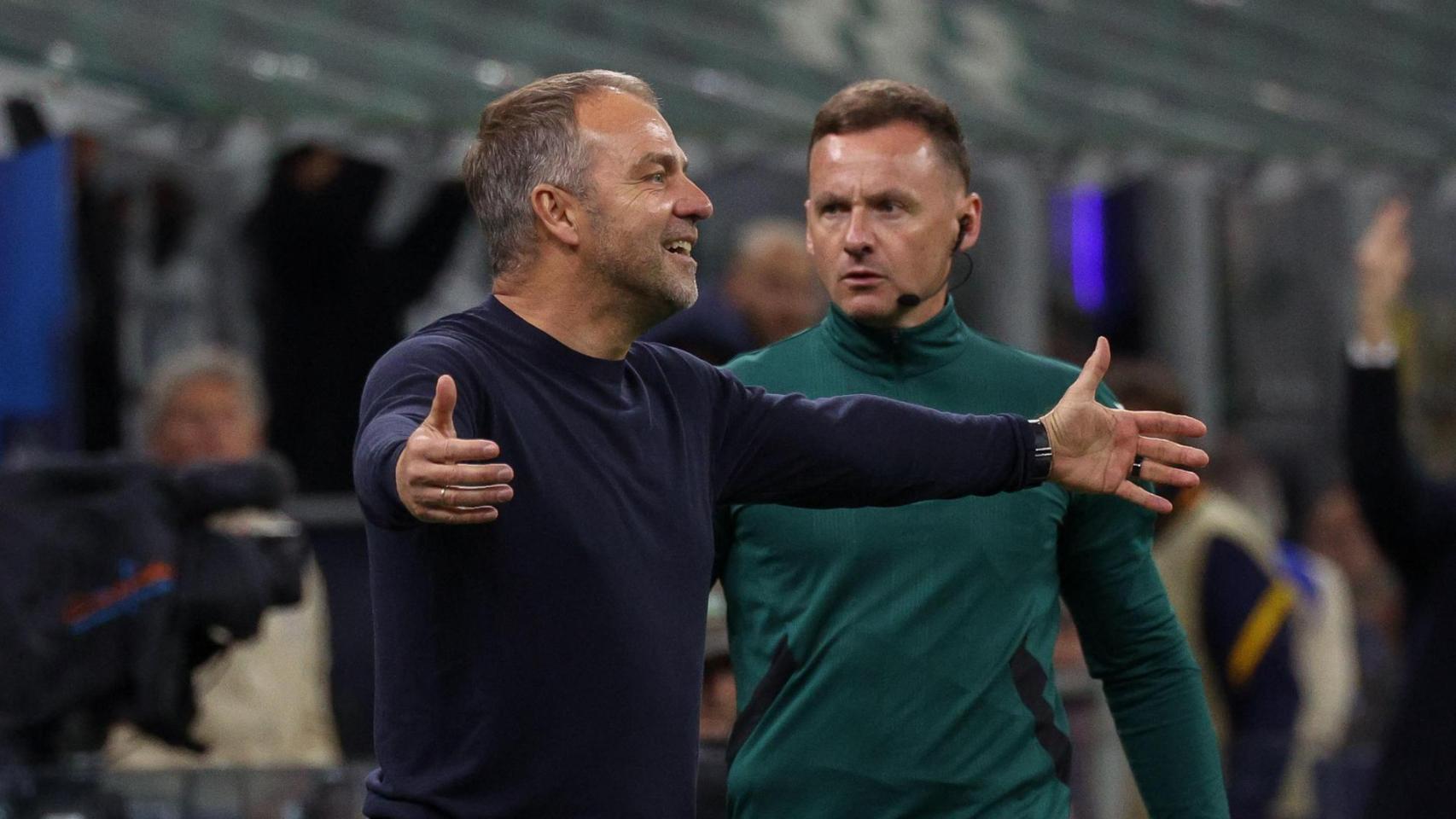 Hansi Flick, incrédulo con el arbitraje de Marciniak en el Inter-Barça