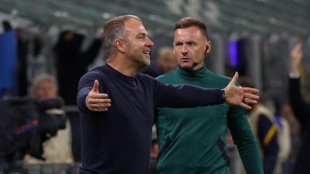 Hansi Flick, incrédulo con el arbitraje de Marciniak en el Inter-Barça