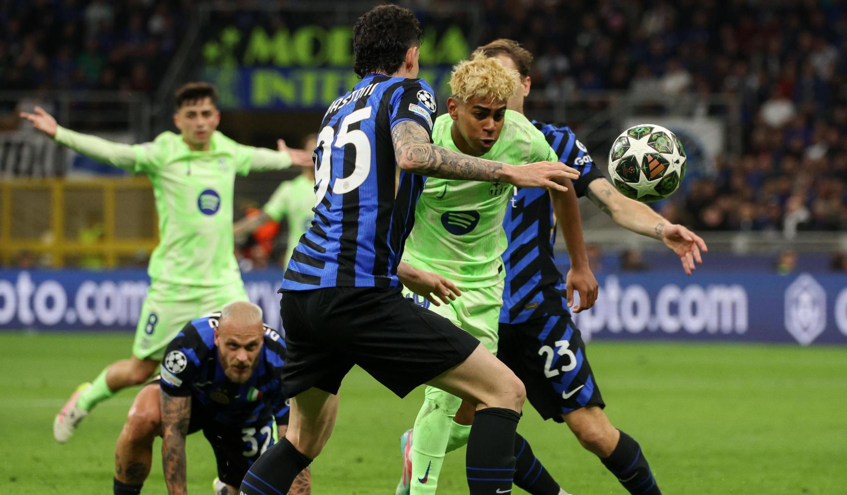 Lamine Yamal deja atrás a varios jugadores del Inter de Milán