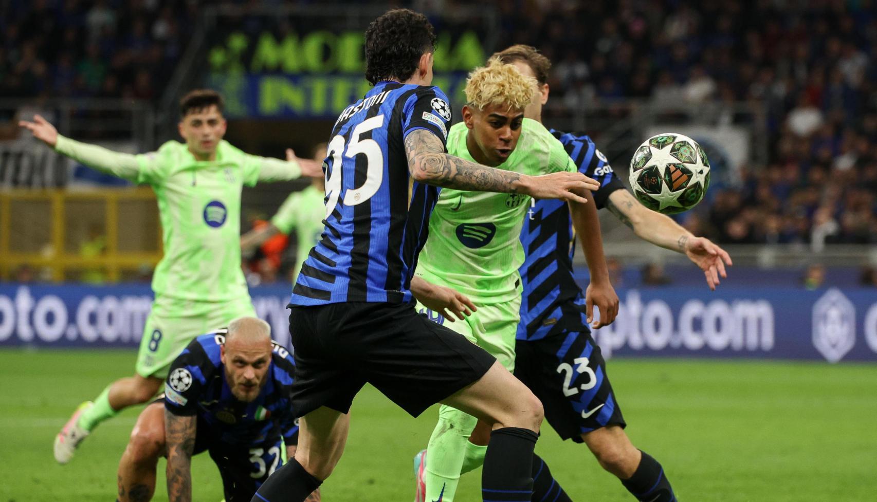 Lamine Yamal deja atrás a varios jugadores del Inter de Milán