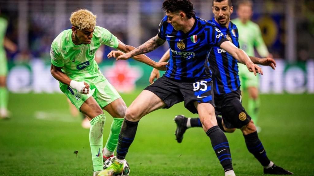 Lamine Yamal encara a Alessandro Bastoni en el Inter-Barça