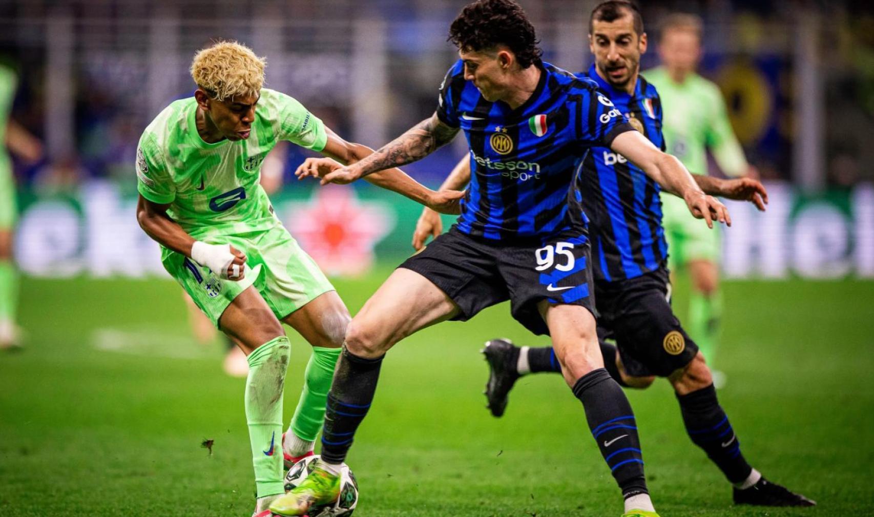 Lamine Yamal encara a Alessandro Bastoni en el Inter-Barça